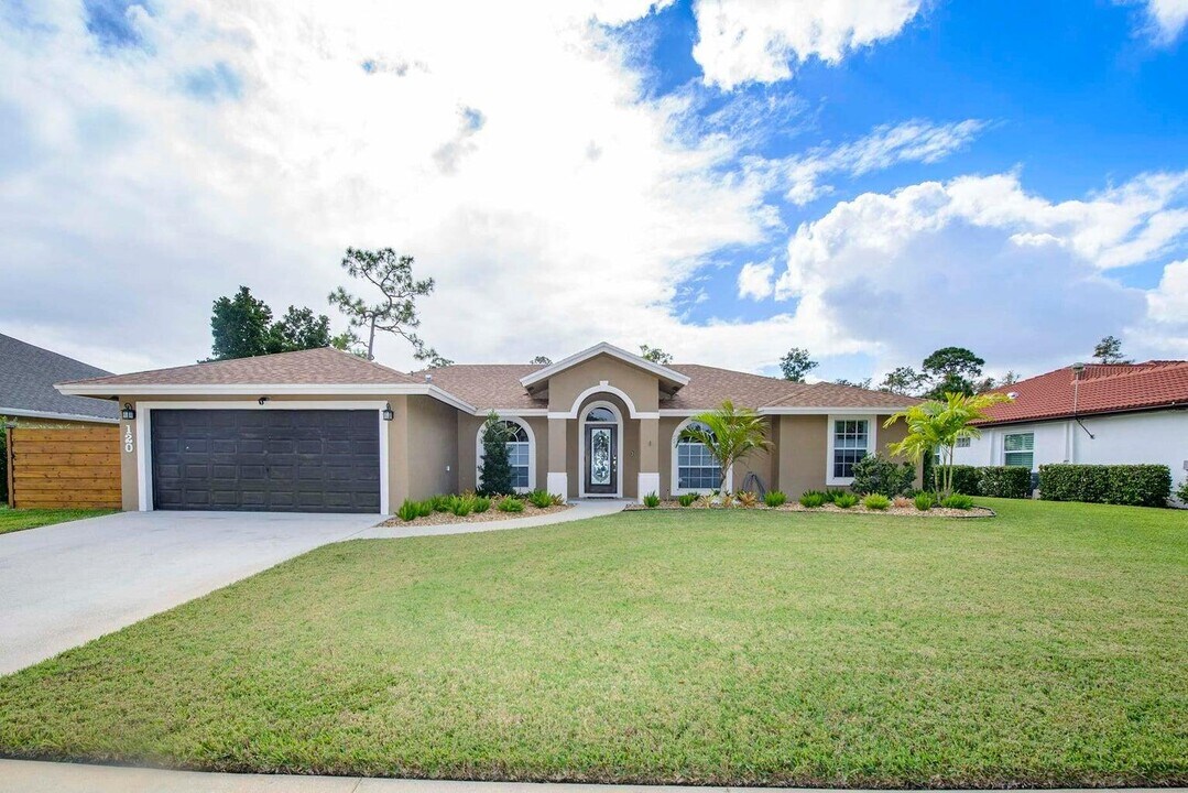 120 Sycamore Dr in Royal Palm Beach, FL - Building Photo