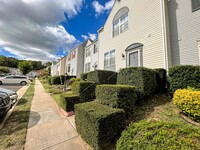 13856 Laura Ratcliff Ct in Centreville, VA - Foto de edificio - Building Photo