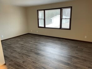 101 Neidig Ave, Unit #3 in Muscatine, IA - Building Photo - Building Photo