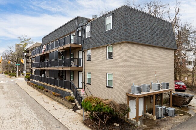 401 S Woodlawn Ave in Bloomington, IN - Foto de edificio - Building Photo