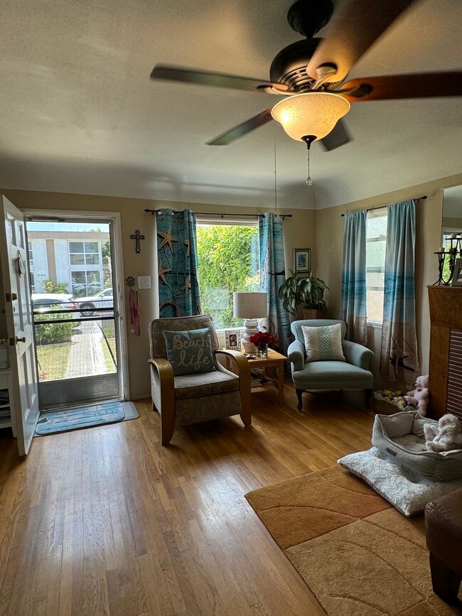 property at 2105 Huntington Ln