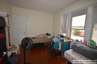 1688 Beacon St, Unit 1A in Brookline, MA - Foto de edificio - Building Photo