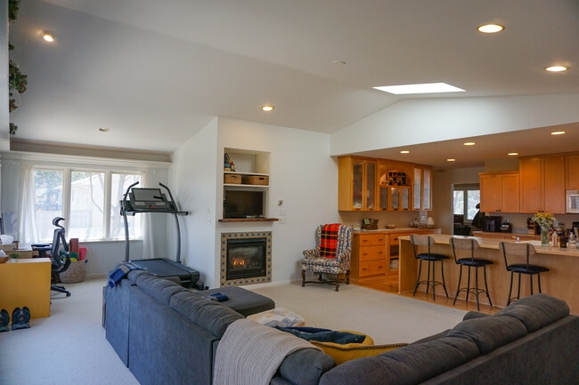 4060 Victoria St N in Shoreview, MN - Foto de edificio - Building Photo