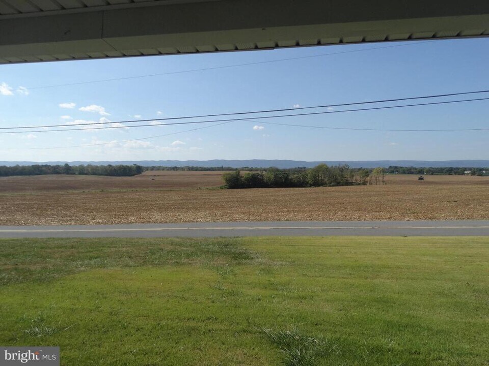 9496 Garnes Rd in Mercersburg, PA - Building Photo