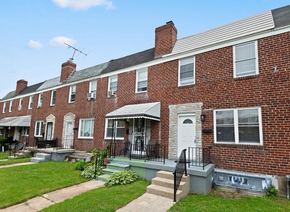 4937 Schaub Ave in Baltimore, MD - Building Photo