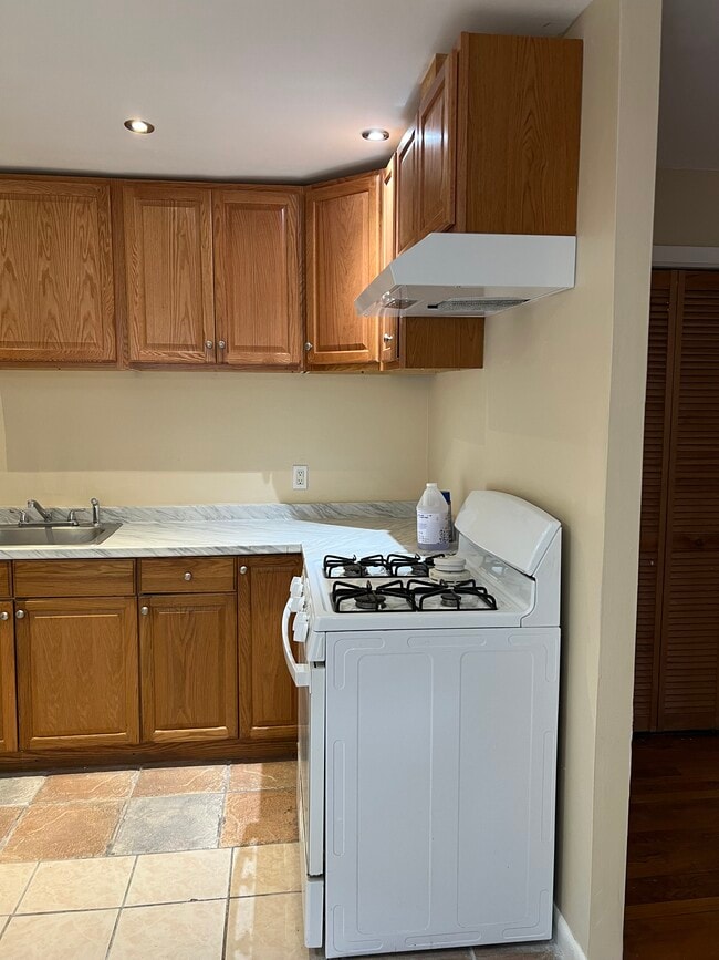 119 Dupont Pl in Bridgeport, CT - Building Photo - Building Photo