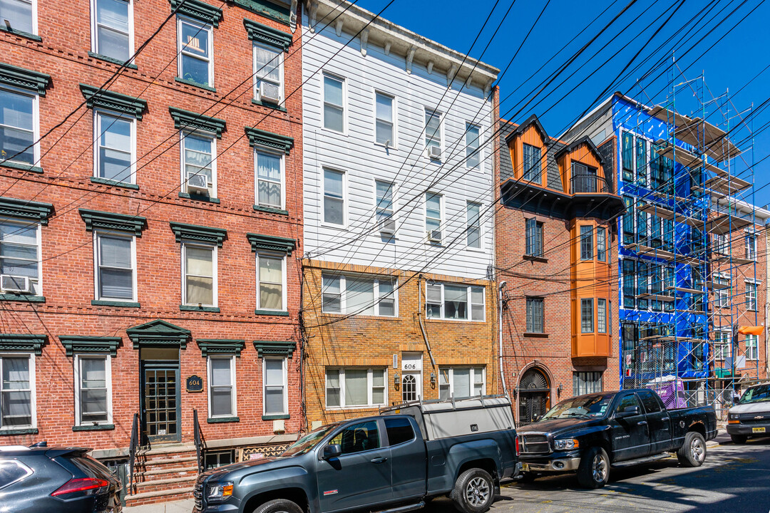 606 Jefferson St in Hoboken, NJ - Building Photo