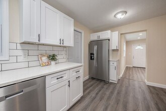 8392 95th Terrace in Seminole, FL - Building Photo - Building Photo