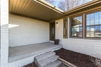 211 Hillview Dr in Jamestown, IN - Foto de edificio - Building Photo