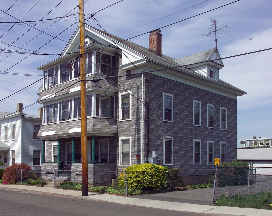 73 School St in Chicopee, MA - Building Photo