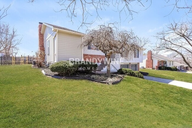 611 W Walnut St in Raymore, MO - Building Photo - Building Photo