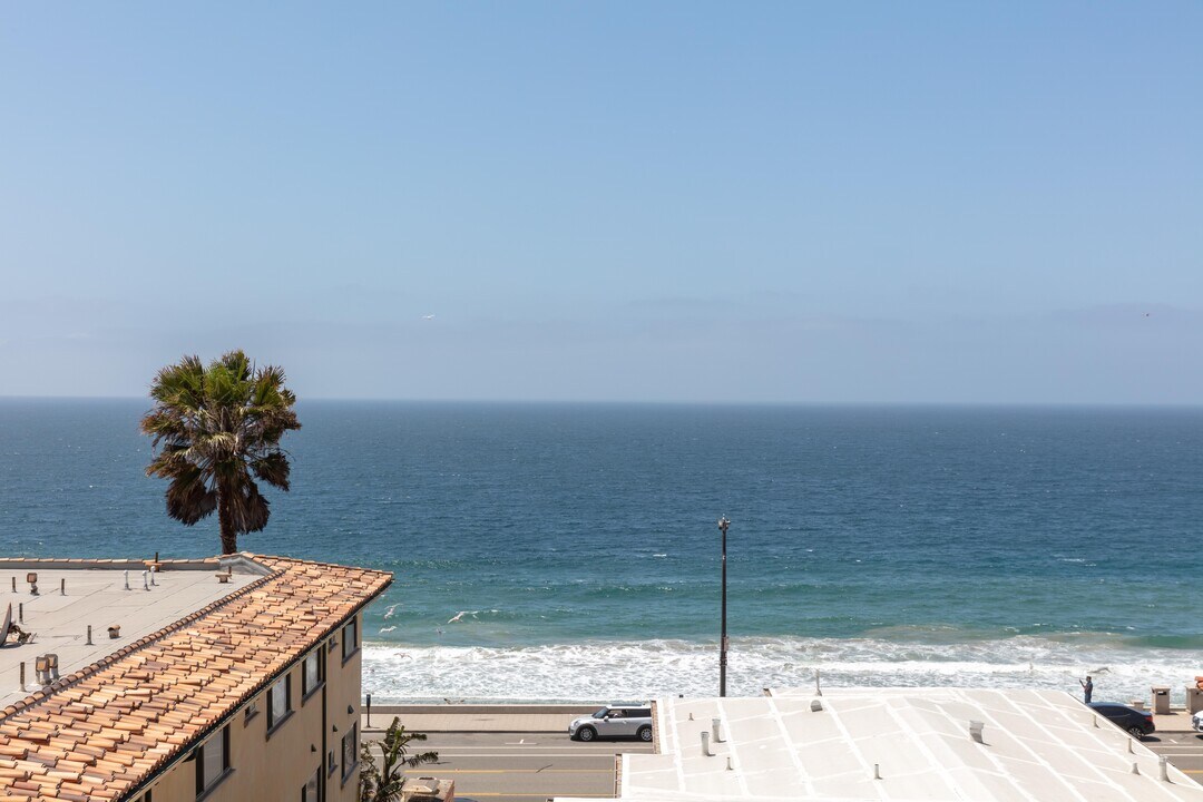 1007 S Catalina Ave, Unit 210 in Redondo Beach, CA - Building Photo