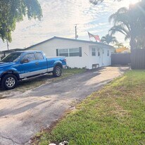 2221 N 61st Ave in Hollywood, FL - Building Photo