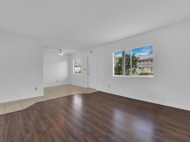 4617 Bayshore Dr in Naples, FL - Building Photo - Building Photo