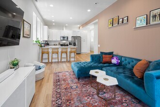 824 N Maplewood Ave in Chicago, IL - Building Photo - Building Photo