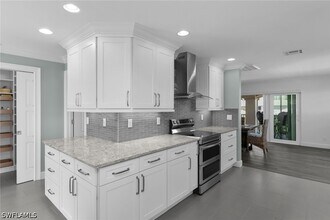 1020 Swallow Ave in Marco Island, FL - Foto de edificio - Building Photo