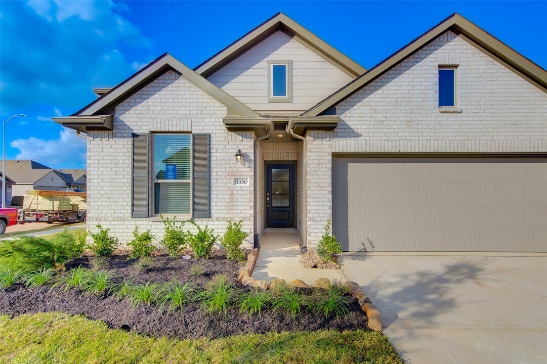 3330 Meadknoll Ln in Richmond, TX - Building Photo