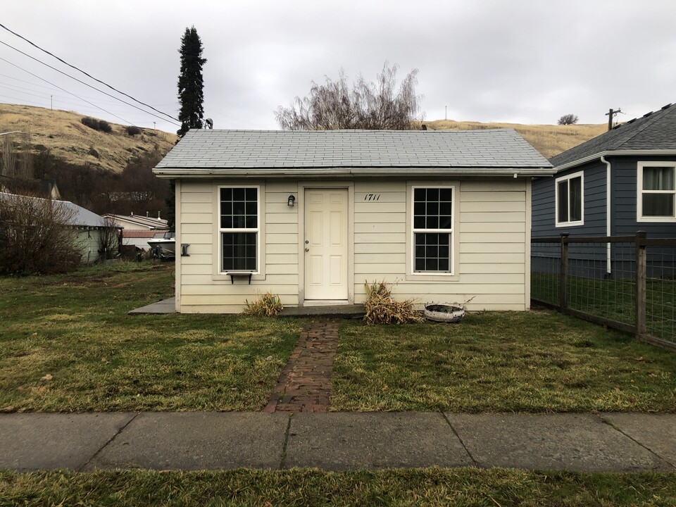 1711 Cedar St in Colfax, WA - Foto de edificio