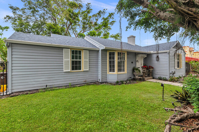 335 Monroe Dr in West Palm Beach, FL - Building Photo - Building Photo