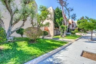 719 N Eucalyptus Ave, Unit 17 A in Inglewood, CA - Building Photo