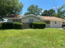 106 Huff St in Luling, TX - Building Photo