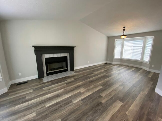 5835 NW Landing Dr in Portland, OR - Building Photo - Building Photo