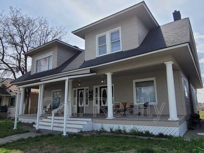 property at 1423 W Maxwell Ave
