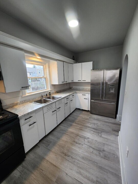 41 W Ferdinand St in Manheim, PA - Building Photo