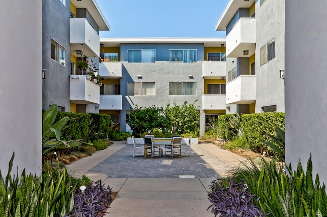 Addison Arms, LP in Sherman Oaks, CA - Building Photo - Building Photo