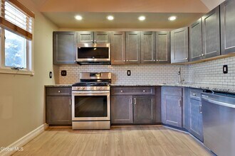 10 Katherine Terrace in Clifton Park, NY - Foto de edificio - Building Photo