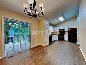 6028 Woodcreek Dr in Woodstock, GA - Building Photo - Building Photo