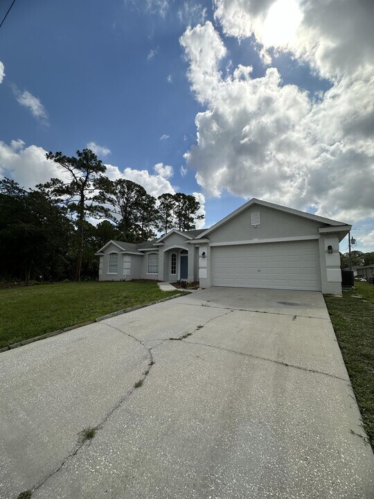 3127 Lowry Blvd SE in Palm Bay, FL - Building Photo