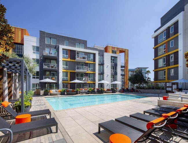 The Q Playa in Los Angeles, CA - Foto de edificio - Building Photo