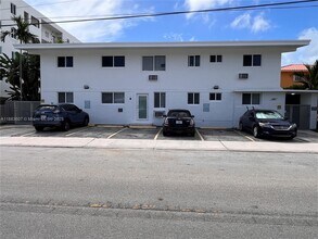 1750 S Treasure Dr in North Bay Village, FL - Building Photo - Building Photo