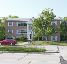 Highland Court Apartments in St. Paul, MN - Building Photo - Building Photo