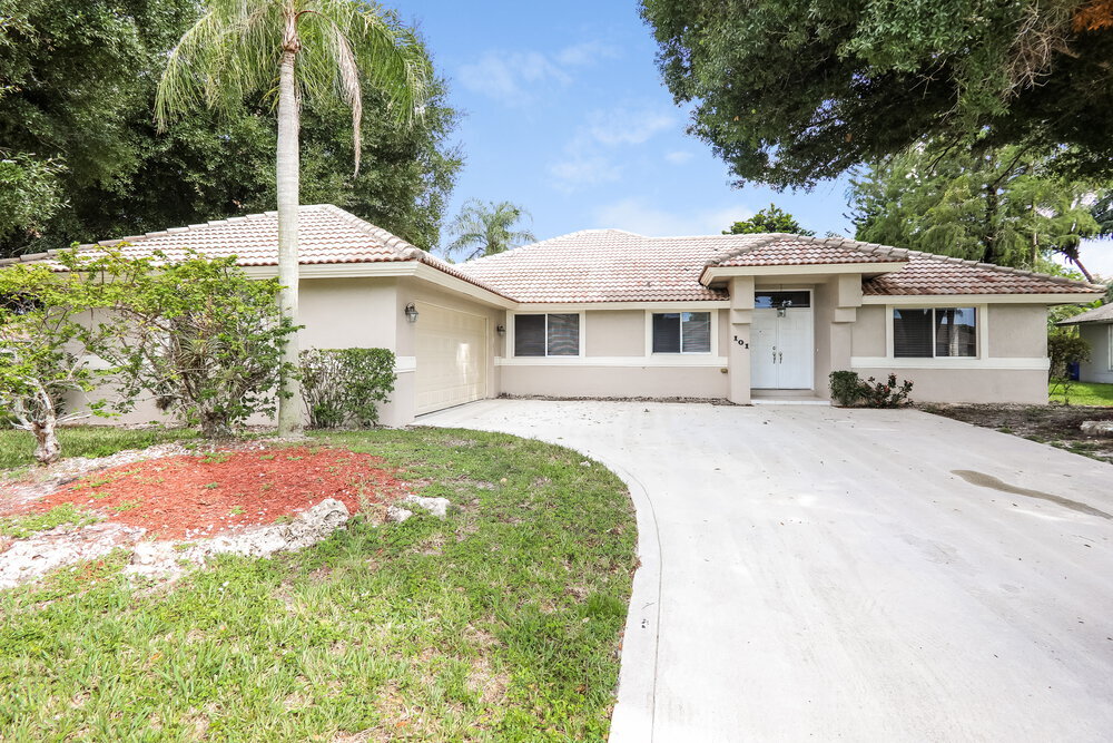 101 Hemingway Ct in Royal Palm Beach, FL - Building Photo