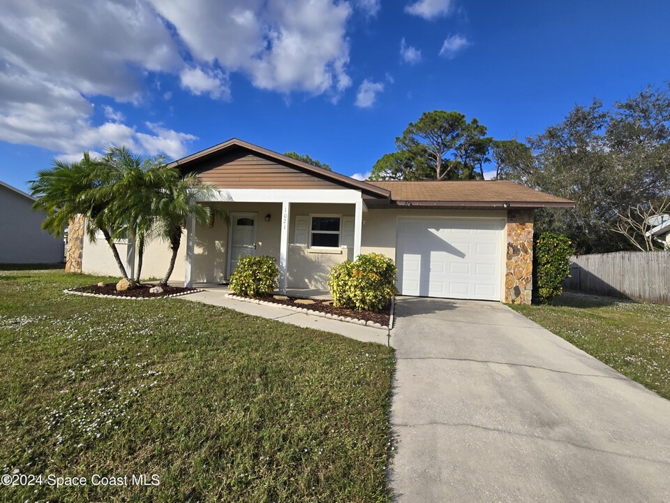 1021 Pope St NW in Palm Bay, FL - Building Photo