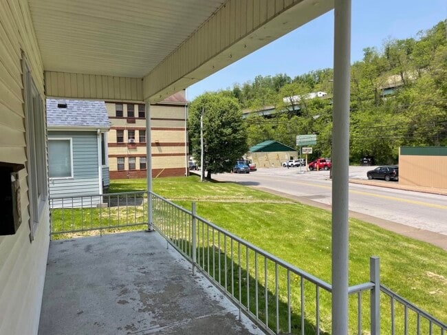212 29th St, Unit Apt 2 in Wheeling, WV - Foto de edificio - Building Photo