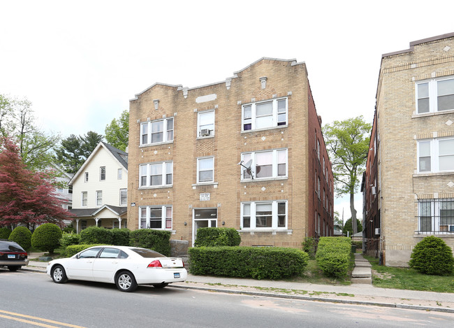 1056 Capitol Ave in Hartford, CT - Foto de edificio - Building Photo