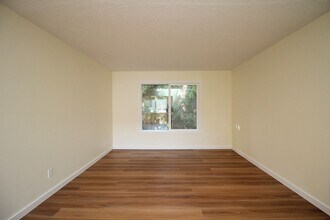 1865-1865 SE Oak St in Portland, OR - Building Photo - Building Photo