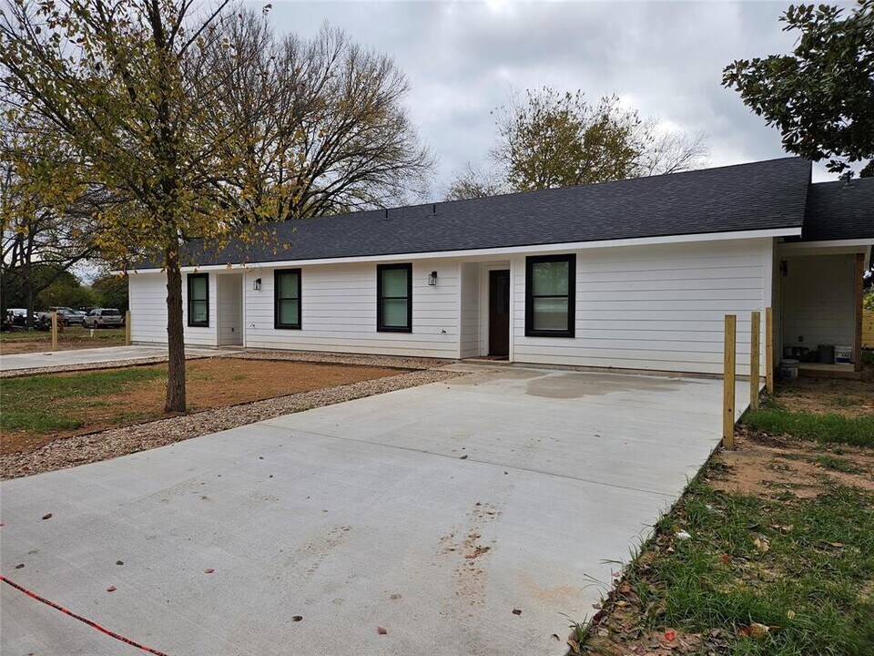 200 SE 6th St in Smithville, TX - Building Photo