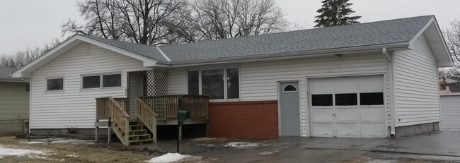 property at 1915 E Dodge St