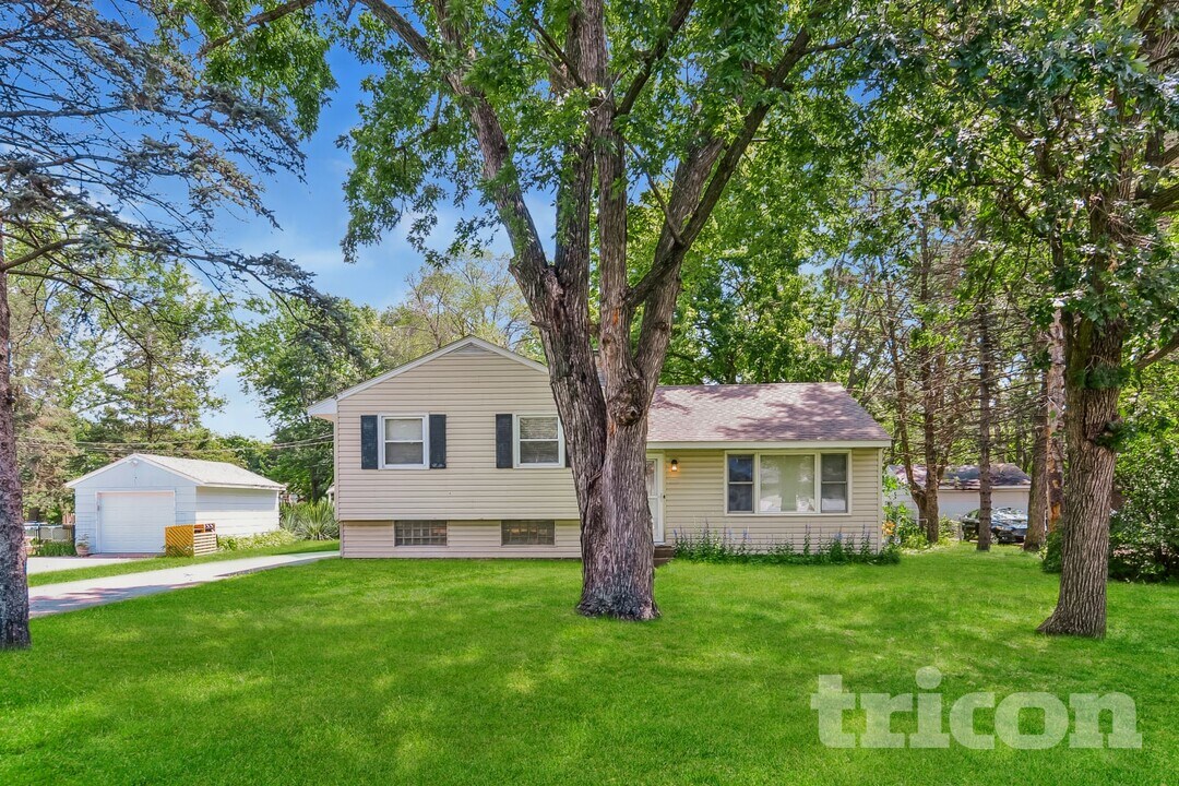 7755 Eastwood Rd in Mounds View, MN - Building Photo