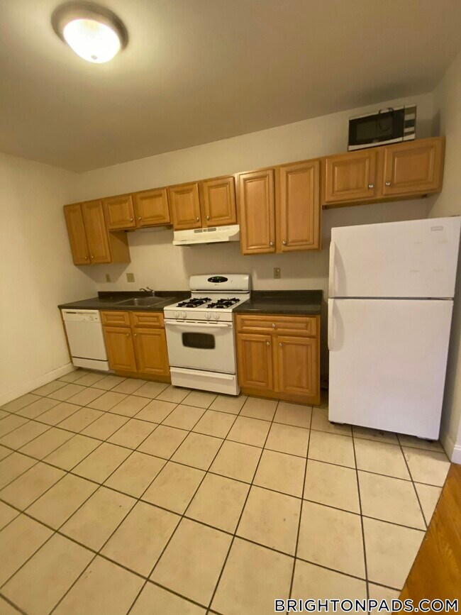 23 Egremont Rd, Unit 3 in Boston, MA - Foto de edificio - Building Photo