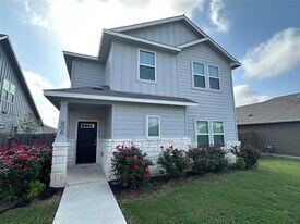 906 Main St in Hutto, TX - Building Photo