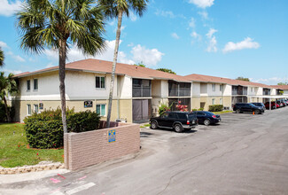 Lake Starcrest Village Apartments in Clearwater, FL - Foto de edificio - Building Photo