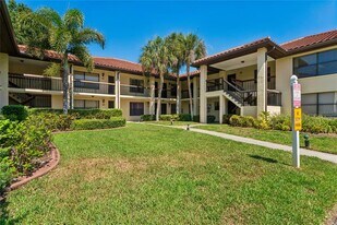 305 Hammock Pine Blvd in Clearwater, FL - Building Photo