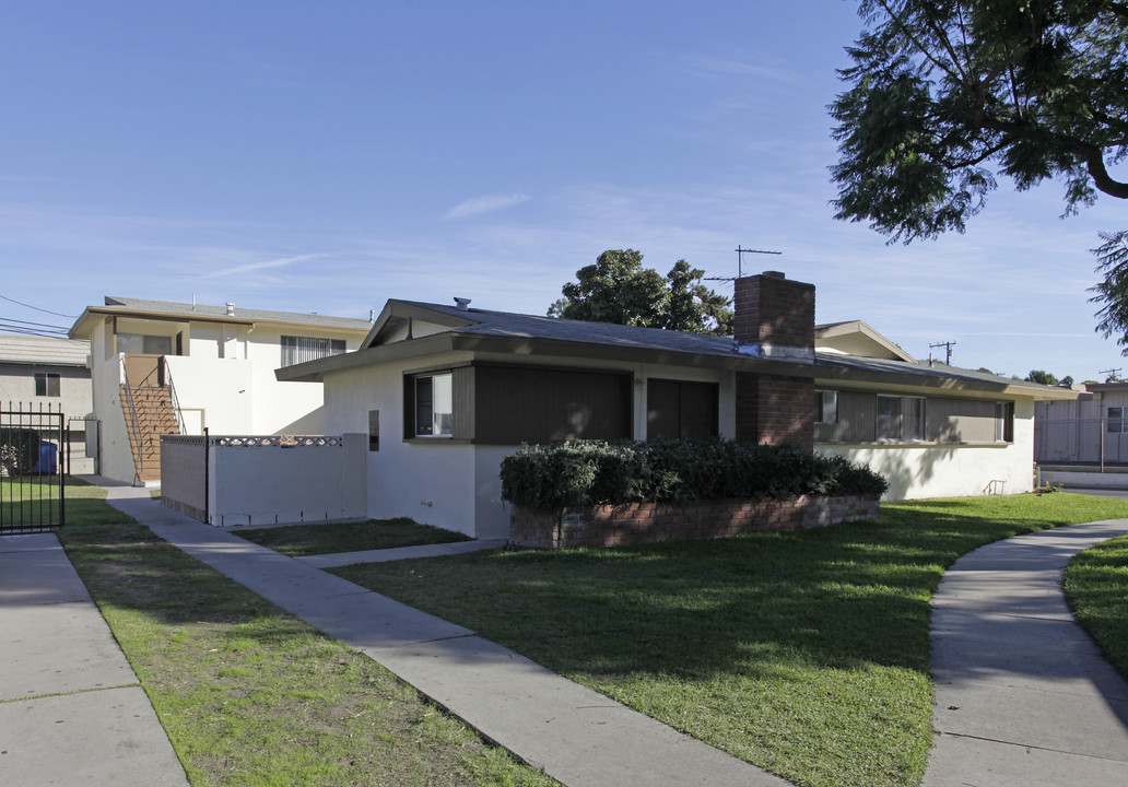 3413 W Canoga Pl in Anaheim, CA - Foto de edificio