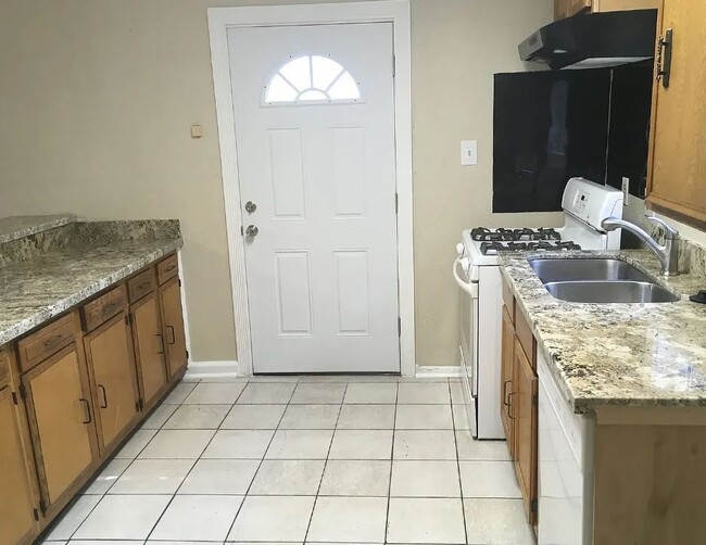 108 Waverly Dr in Bryan, TX - Building Photo - Building Photo