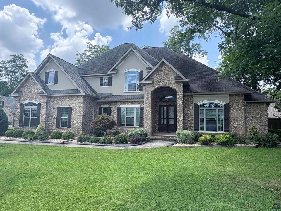 300 Stacy Ln in Warner Robins, GA - Building Photo